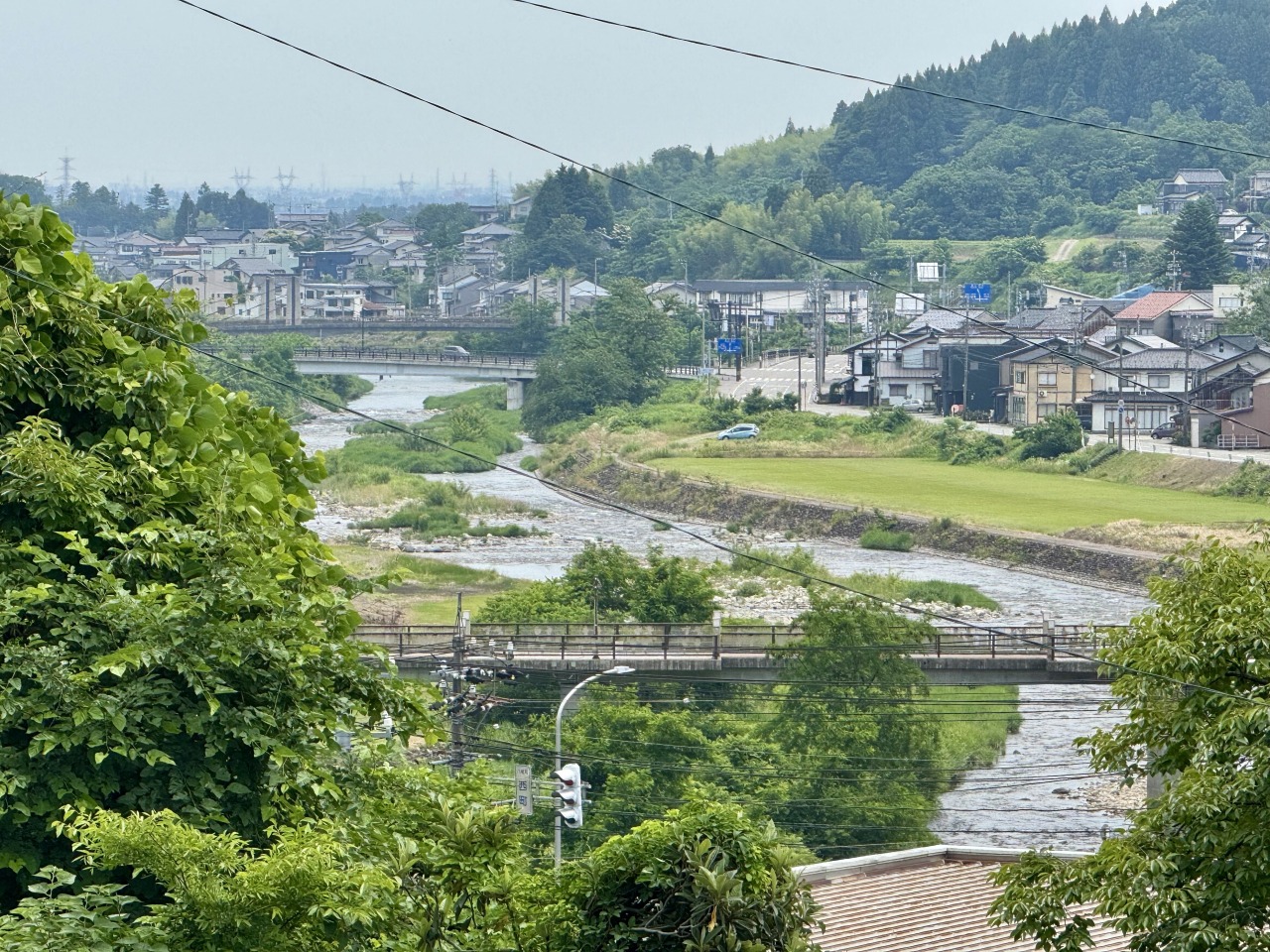 店内からの井田川の眺め