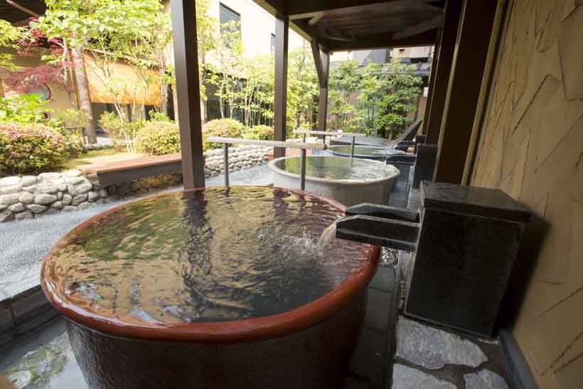 信楽焼の大壺。一つの壺に一人で入ってゆったり瞑想。
