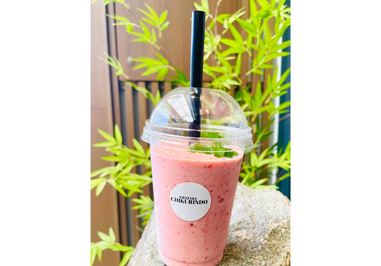 自家製の甘酒とフルーツでご提供「甘酒スムージー」