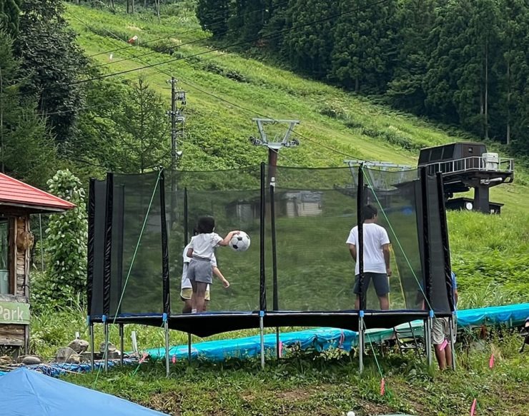 大人も子どもも楽しめる大型トランポリン