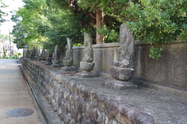 ６６部の石仏