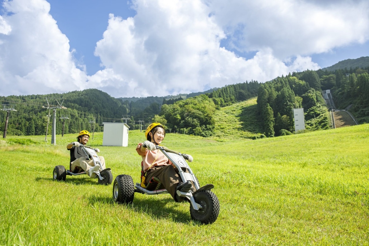 ゲレンデを最高時速約50kmで駆け下りるアクティビティ