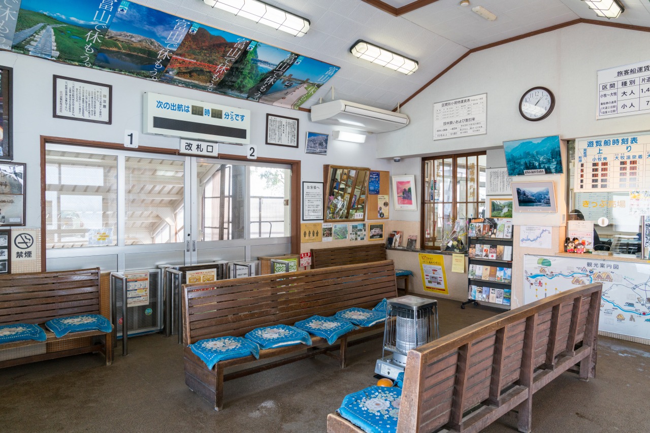 レトロな庄川教遊覧船乗船場