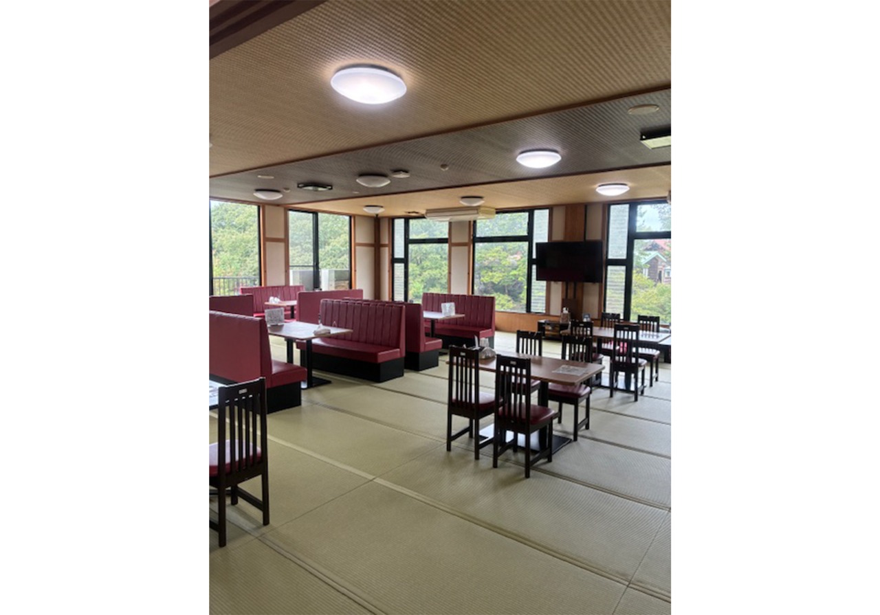 入浴後のお食事空間「古洞の森温泉 食べ処」