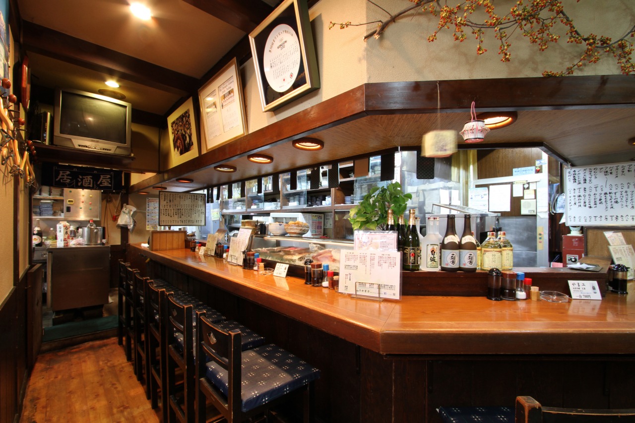 カウンターが囲む板場では旬の幸を調理しています