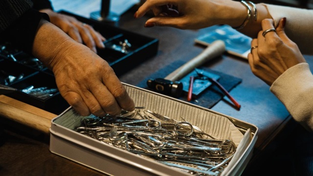 錫のアクセサリー体験（大寺幸八郎商店　茶房ギャラリーおおてら）