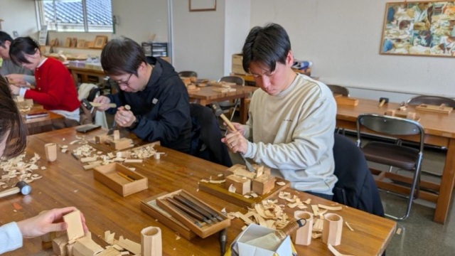 木彫り体験(道の駅井波 いなみ木彫りの里創遊館)
