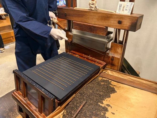 丸薬づくり体験(池田屋安兵衛商店)