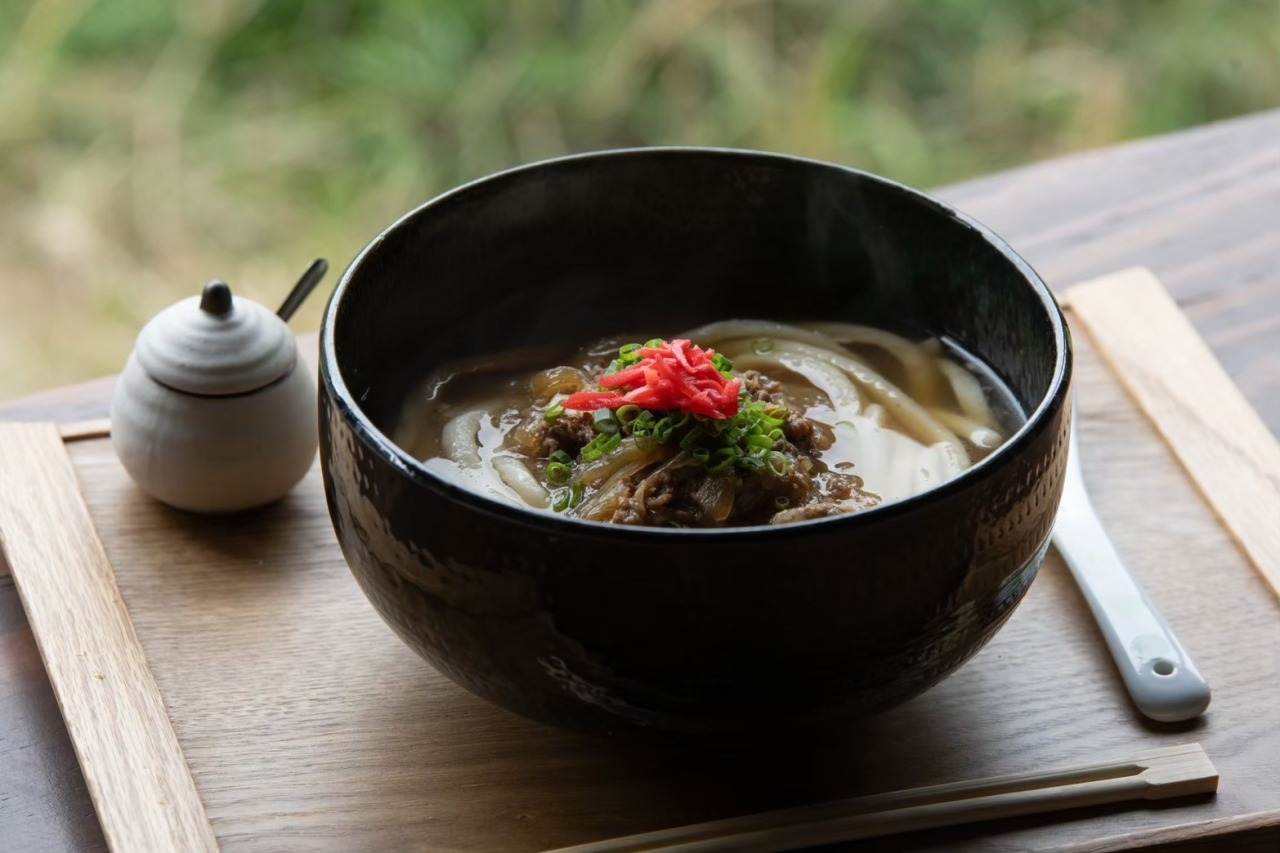 【肉うどん】牛肉と玉ねぎの甘みが凝縮された奥深い旨さです