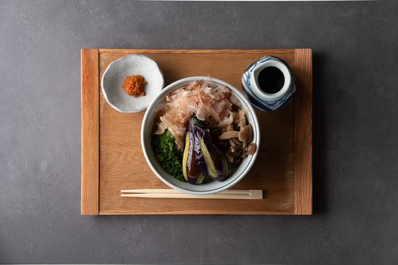 【ナスとしめじ本節ぶっかけうどん】