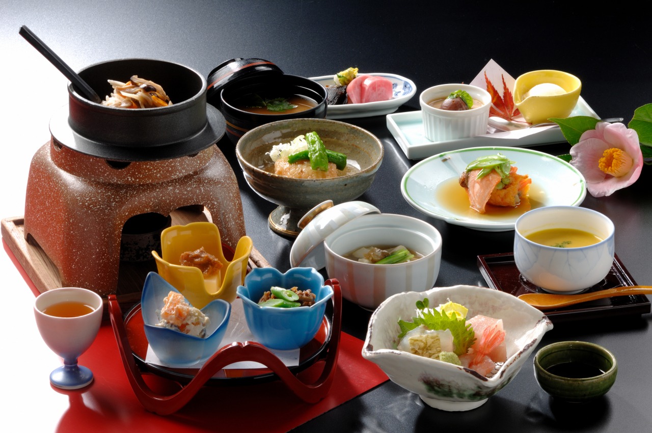 海の幸や山の恵みが盛りだくさんのお食事