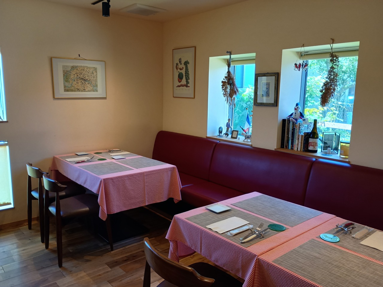 ゆっくりとくつろげる店内