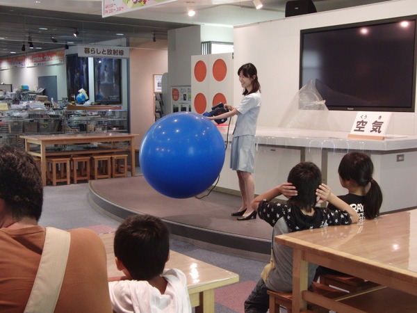 実験工房では科学実験や工作が楽しめます