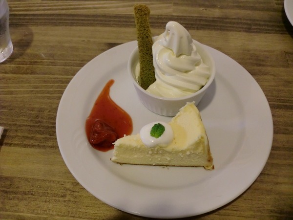 アイスクリーム付きのケーキ