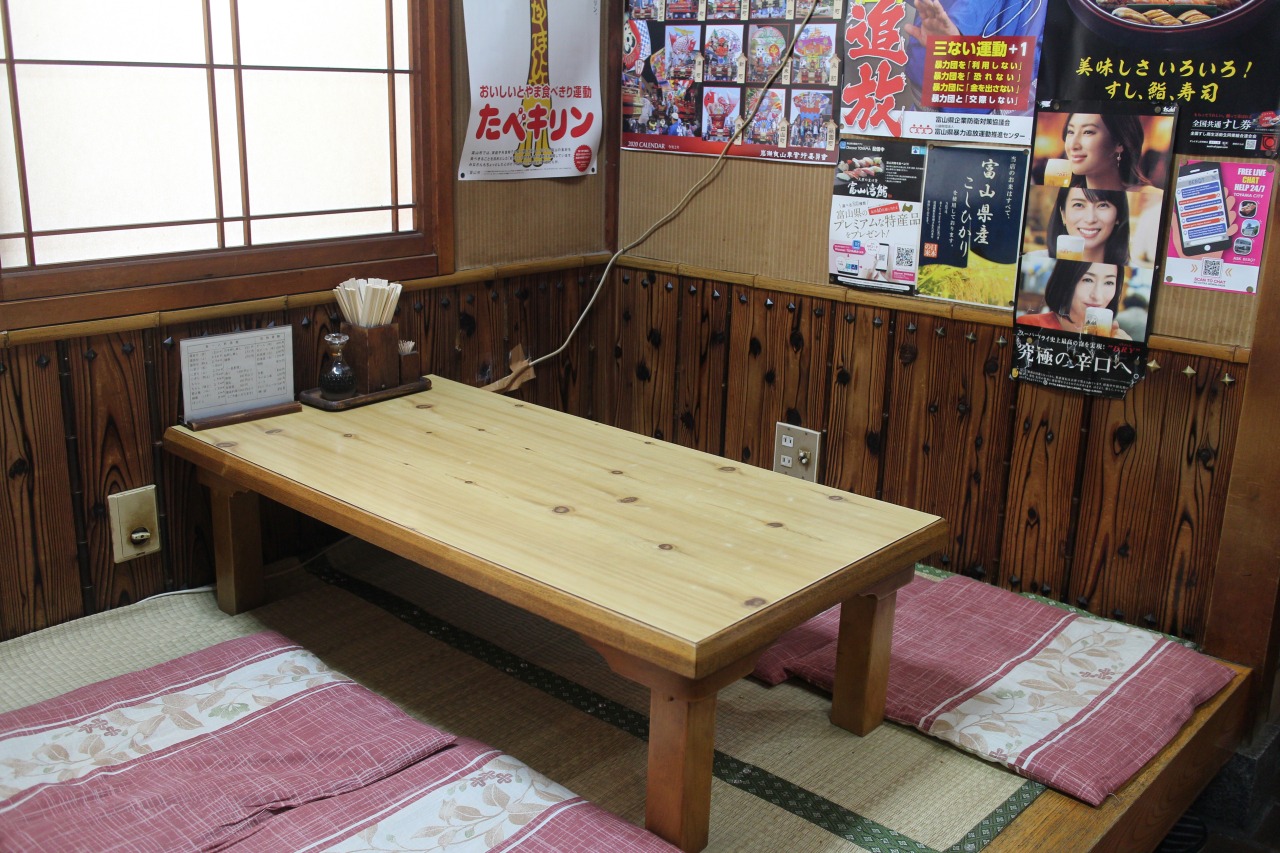 店内には小上がりもあります。