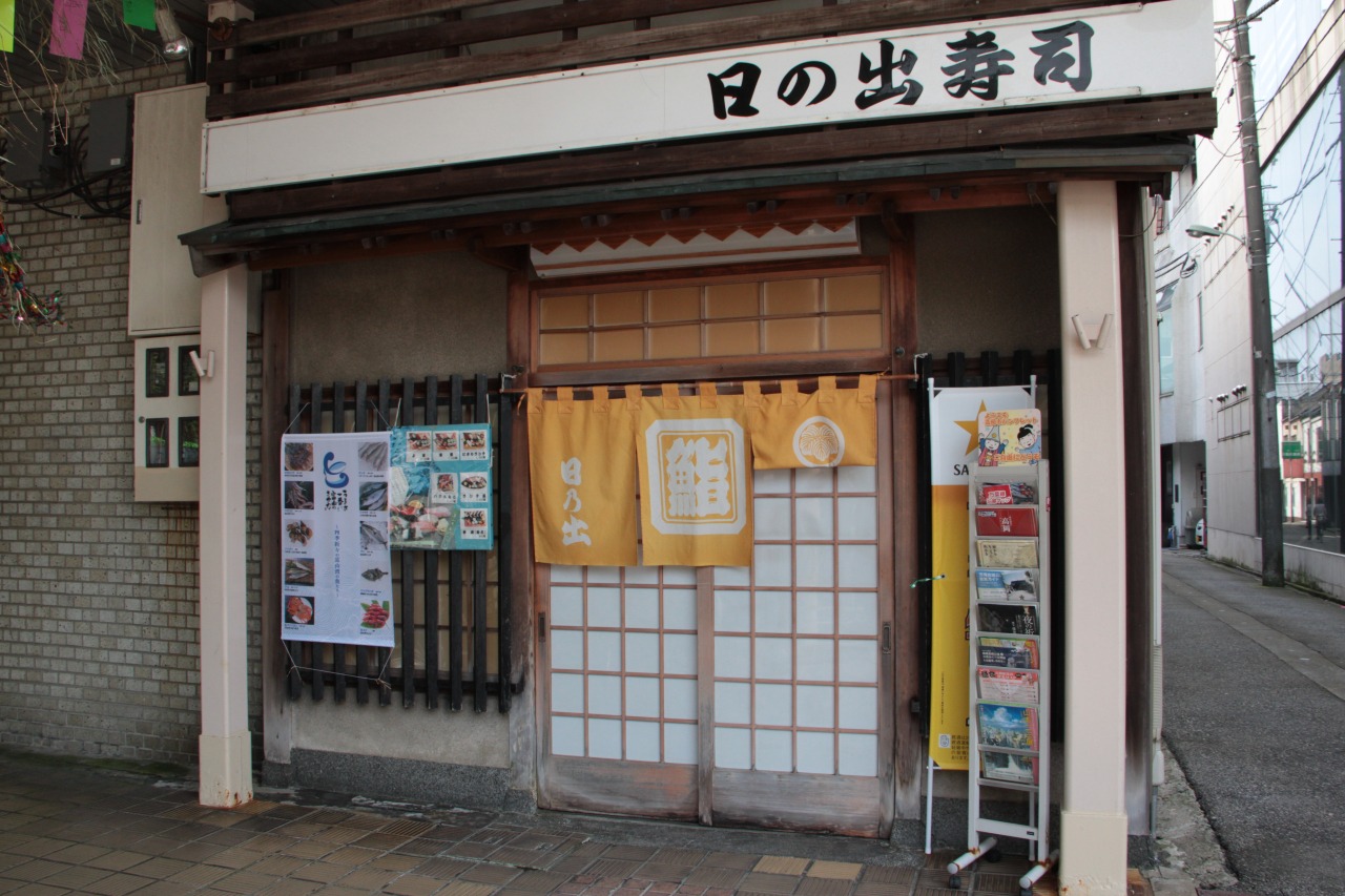 高岡駅ほど近くの趣のある建物です