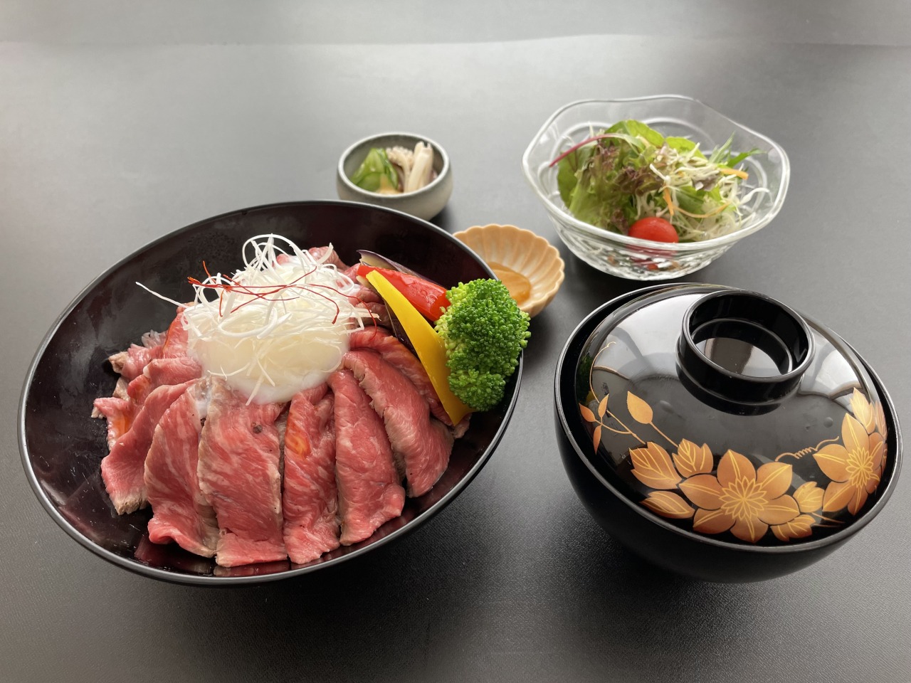 口の中で、しっとり、とろけるように広がります『ローストビーフ丼』